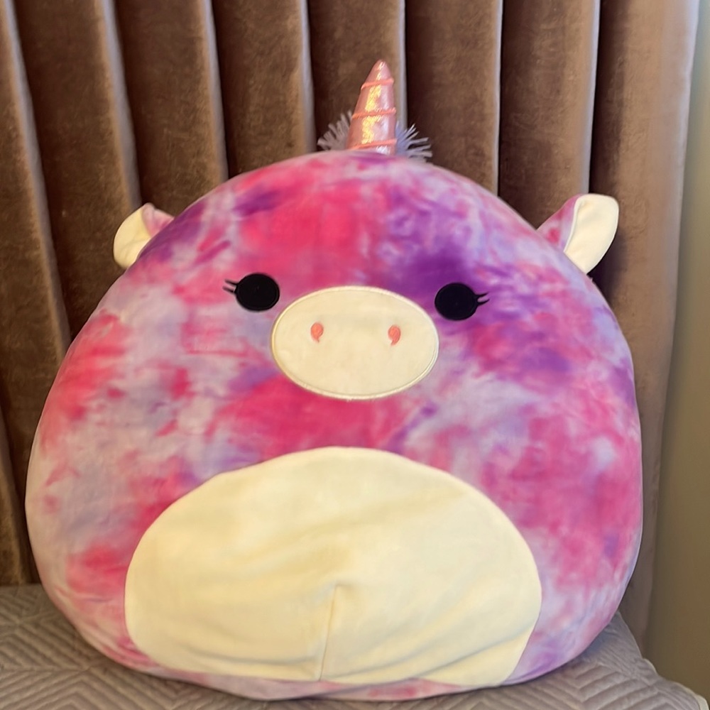 Lola the unicorn squishmallow